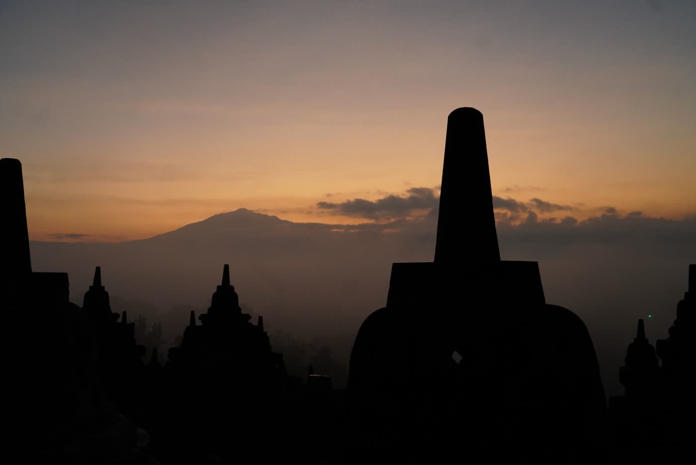 Świt nad Borobudur